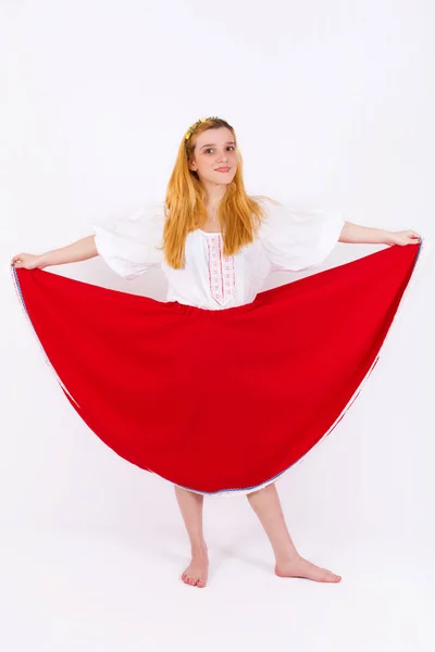 Szép, fiatal lány, a hagyományos orosz ruhák — Stock Fotó