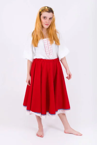Geleneksel Rus elbiseleri güzel genç kız — Stok fotoğraf