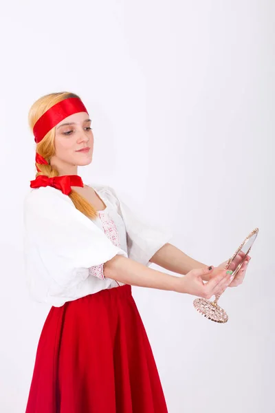Piękna młoda dziewczyna w tradycyjne stroje rosyjski — Zdjęcie stockowe