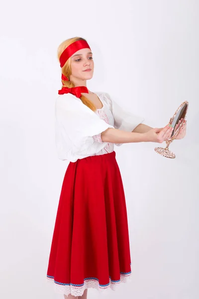 Beautiful young girl in traditional Russian clothes — Stock Photo, Image