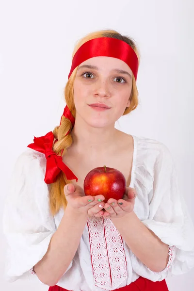 Szép, fiatal lány, a hagyományos orosz ruhák — Stock Fotó