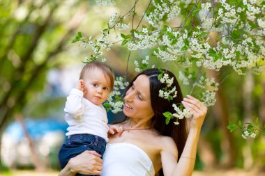 Bir annenin bebeği ile bahar Parkı