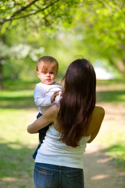 Bir annenin bebeği ile bahar Parkı — Stok fotoğraf