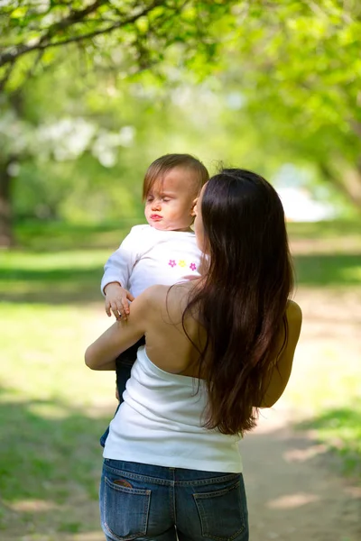 Matka s dítětem na jaře Park — Stock fotografie