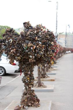 Aşk kilitleri ağaçlarıyla. Düğün geleneği