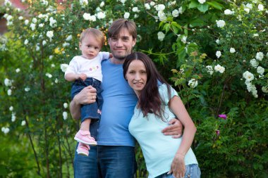 Aile bebek kız açık havada yürüyüş ile