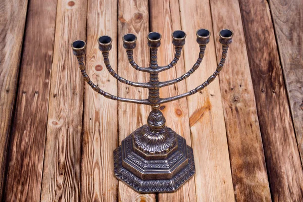 Antigua vela ritual menorah sobre una mesa de madera — Foto de Stock