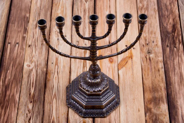 Ancienne bougie rituel menorah sur une table en bois — Photo