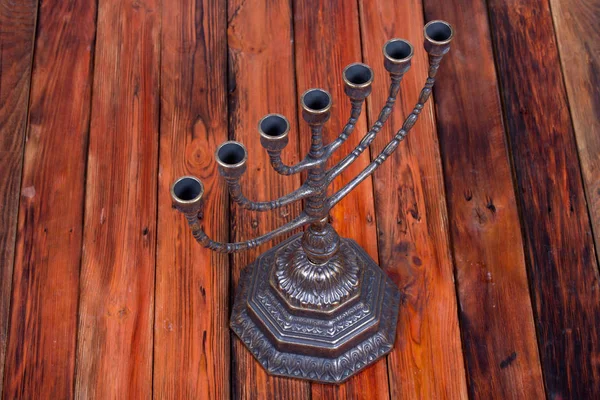 Ancienne bougie rituel menorah sur une table en bois — Photo