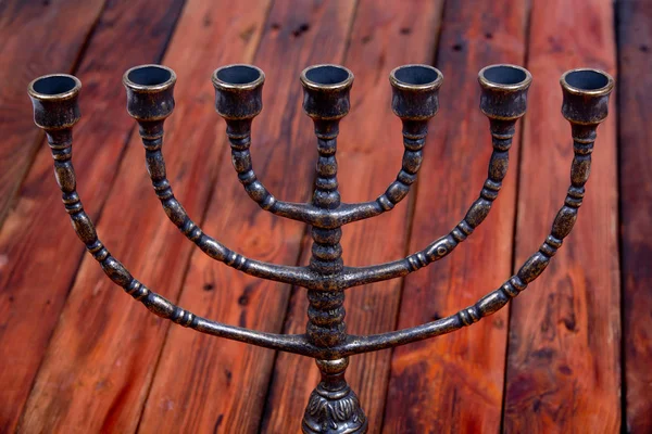 Muinainen rituaali kynttilä menorah puinen pöytä — kuvapankkivalokuva