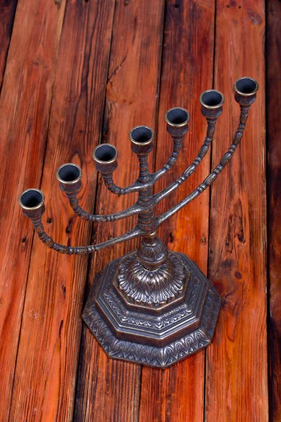 Muinainen rituaali kynttilä menorah puinen pöytä — kuvapankkivalokuva