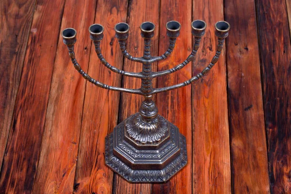 Antica candela rituale menorah su un tavolo di legno — Foto Stock