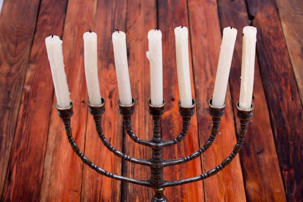 Ősi rituális gyertya menorah, egy fából készült asztal — Stock Fotó