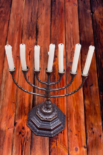 Antigua vela ritual menorah sobre una mesa de madera — Foto de Stock
