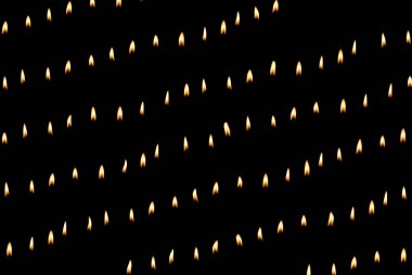 Karanlıkta mum ışıkları