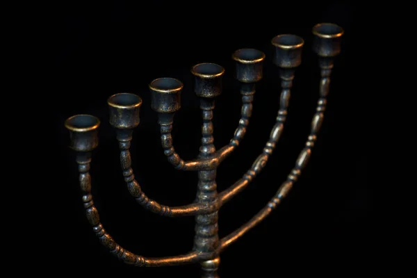 Antica candela rituale menorah su sfondo nero — Foto Stock