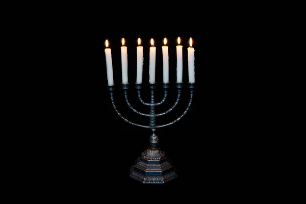 Antike rituelle Kerze Menora auf schwarzem Hintergrund — Stockfoto