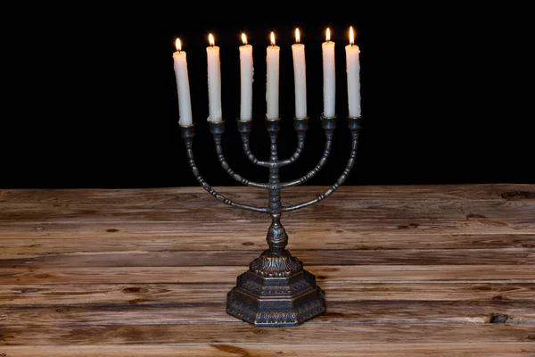 Antica candela rituale menorah su sfondo nero — Foto Stock