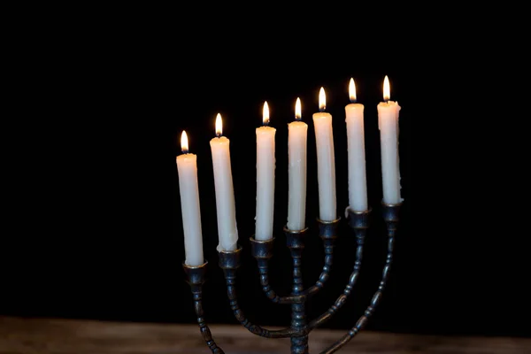 Antika rituella candle menorah på svart bakgrund — Stockfoto