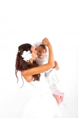 Anne ve bebek kız stüdyoda beyaz fotoğrafçılıkta