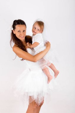 Anne ve bebek kız stüdyoda beyaz fotoğrafçılıkta