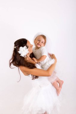 Anne ve bebek kız stüdyoda beyaz fotoğrafçılıkta