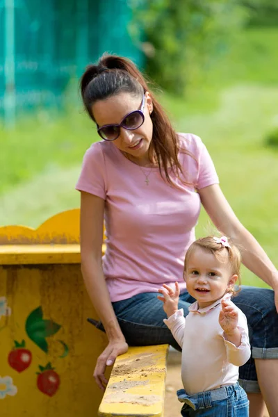 Anne ve bebek parkta oynarken — Stok fotoğraf