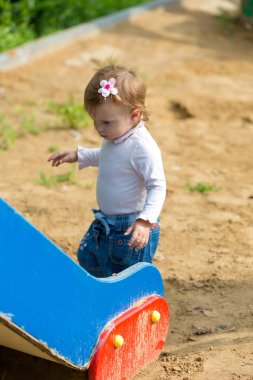 aby oyun sahasında oynuyor