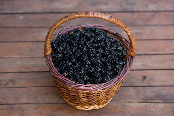 Canasta de moras sobre mesa de madera —  Fotos de Stock