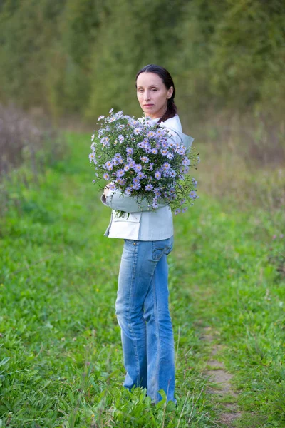 Portrait of beautiful girl with bouquet in the Park — Stock Photo, Image