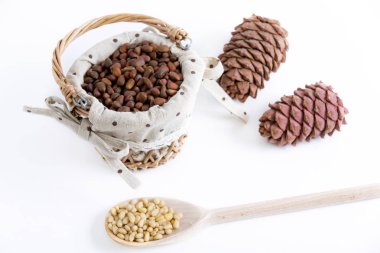 Beyaz arkaplanda fındıklar