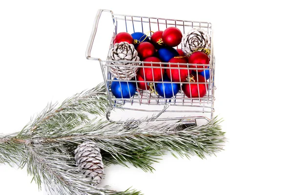 Ramo de árvore de Natal com bolas e cones no fundo branco — Fotografia de Stock