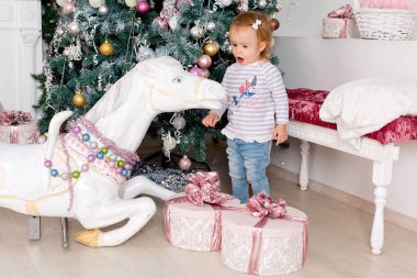 Küçük kız hediyeler ağacının altında bulundu