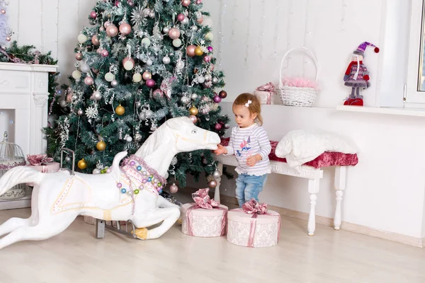 Niña encontró regalos bajo el árbol —  Fotos de Stock