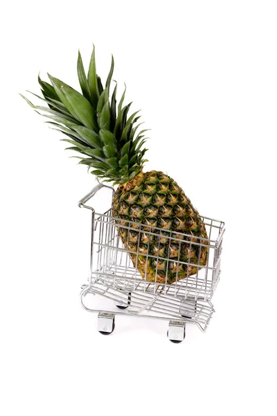 Miniaturowy wózek z ananasem na białym tle — Zdjęcie stockowe