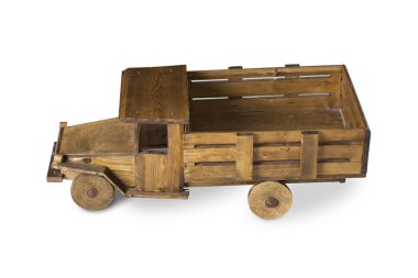 Beyaz bir arka plan olarak el yapımı oyuncak kamyon