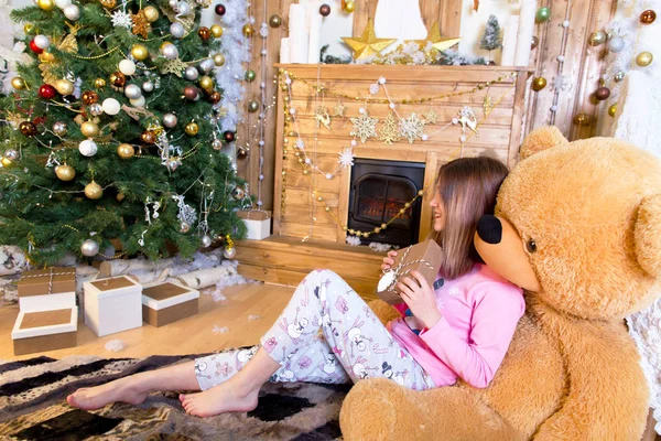 Hediyeler ve Noel ağacı ile genç güzel kız