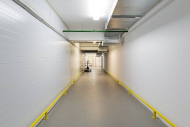 Ambar ofiste bir koridor