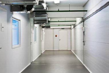 Ambar ofiste bir koridor