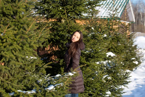 Молодая Красивая Девушка Позирует Зимнем Парке — стоковое фото