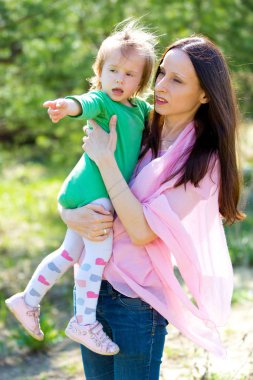 Anne ve kızı bir yürüyüş bahar Parkı