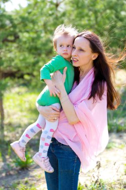 Anne ve kızı bir yürüyüş bahar Parkı