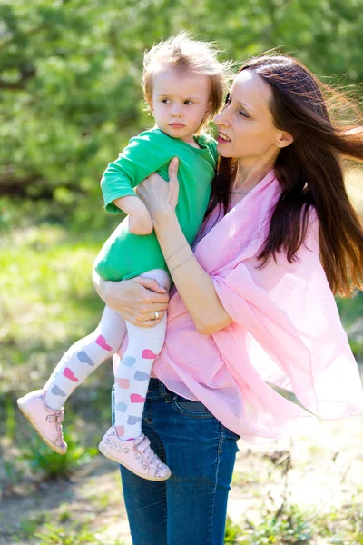 Anne ve kızı bir yürüyüş bahar Parkı