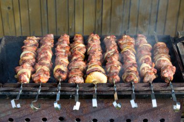 Terbiye edilmiş şiş mangal ızgarasında mangal yapmaya hazırlanıyor.