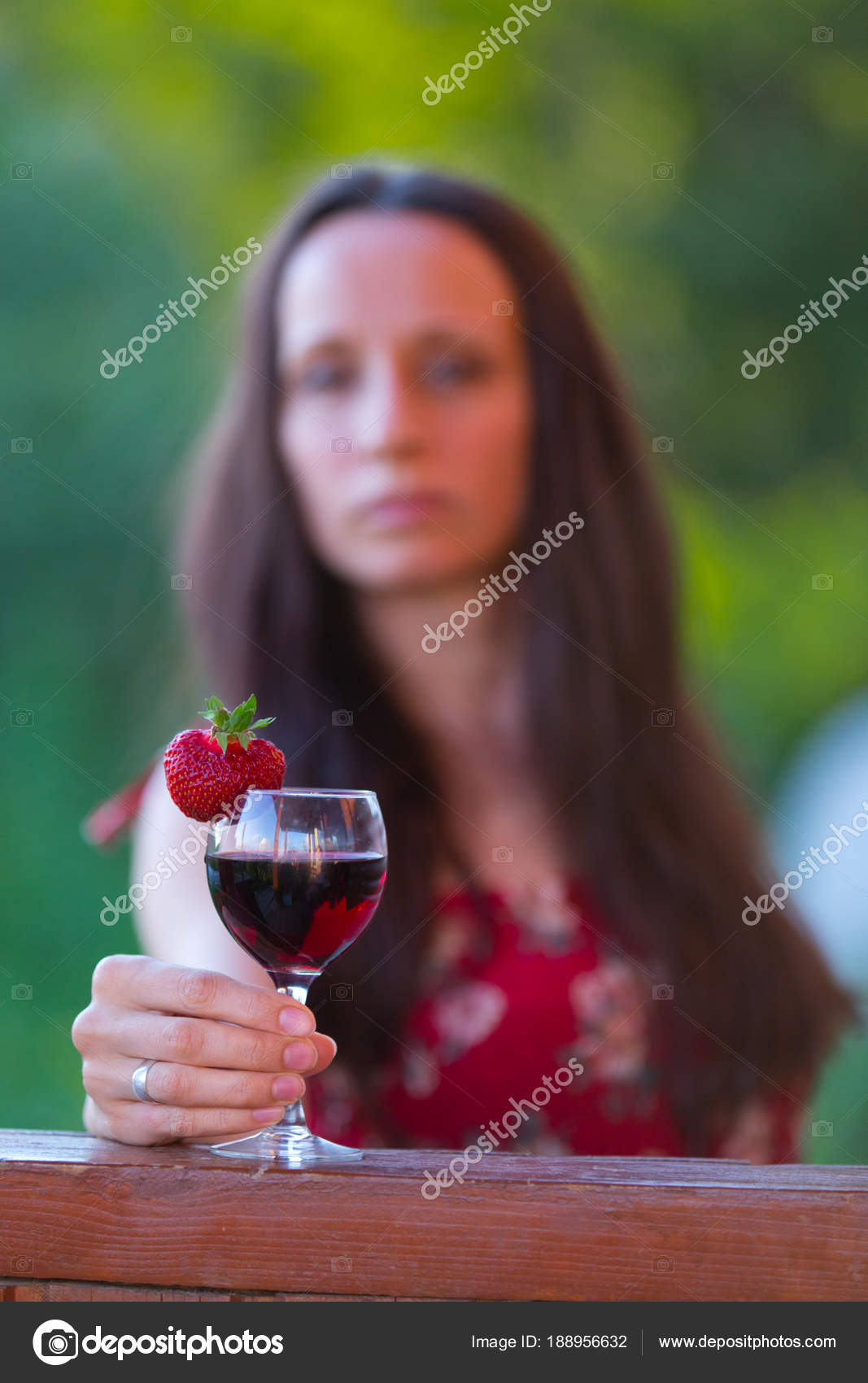 simpatichnaya-devushka-s-klubnikoy-foto