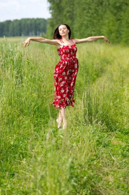 Şirin kız çayırda yürüyüş