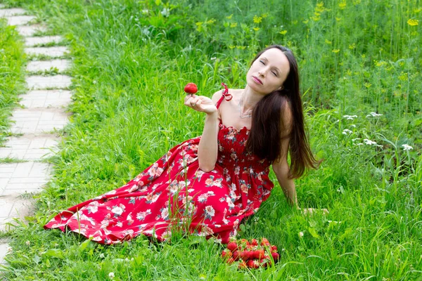 Menina Bonita Desfrutando Morangos País — Fotografia de Stock