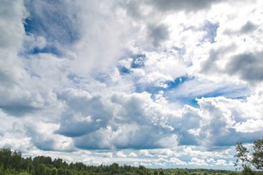 Gökyüzü ve bulutlar kırsal kesimde çarpıcı