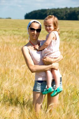 Anne ve kızı bir tahıl alanda