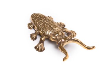 Beyaz arka plan üzerinde bronz böcek antik heykelciği